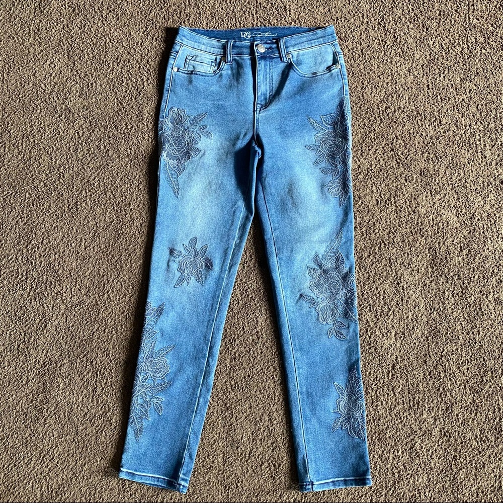 DG2 by Diane Gilman Skinny Jeans 
Embroidered Design
Medium wash
Stretch